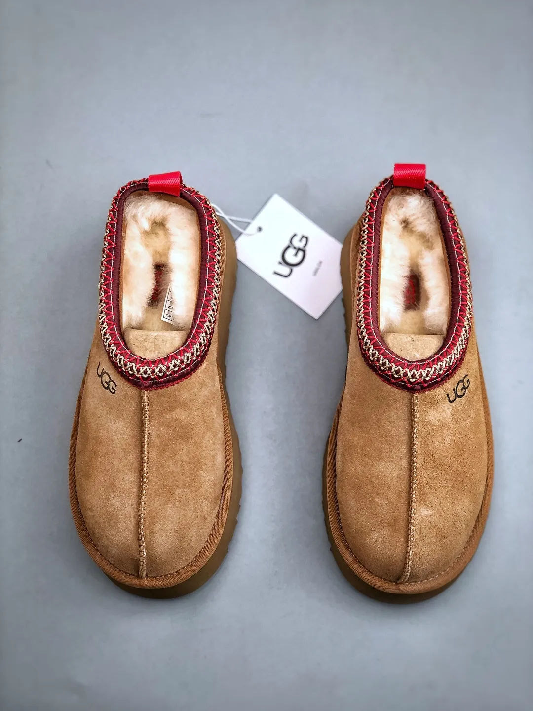 Local self-pickup💰560 supports store placement. The top version on the market. UGG Tazz ethnic style thick-soled women's model. Xiaohongshu's hot model. Produced by a major foreign trade factory in Guangzhou. From toe to insole, genuine sheep fur. Independent outer box packaging. Chip. With waterproof technology. Differentiating from any version on the market. 5cm thick sole. Independently developed original outsole. Cashmere insole. Keep warm when going out in winter. It is a very suitable choice for home use. In the new year, uug has launched a style series, which is partially biased towards the preferences of young consumers. It has also moved to the forefront of fashion trends. Shoe body material. Water-repellent coated suede upper. 17mm UGGPURE™ implanted wool insole. Lightweight non-slip and comfortable rubber outsole. With brand LOGO. With full packaging. Size: 35-40